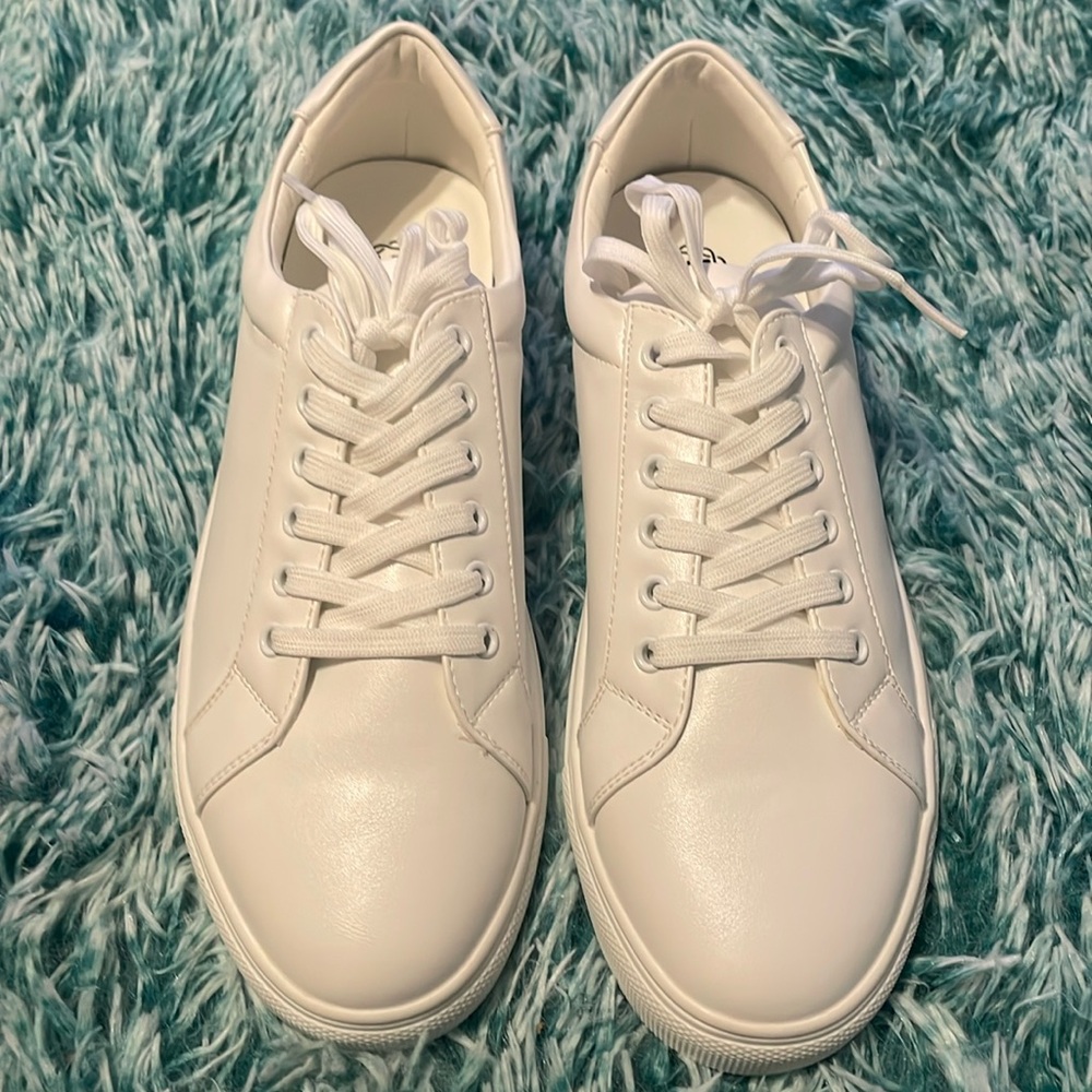 Tennis shoes